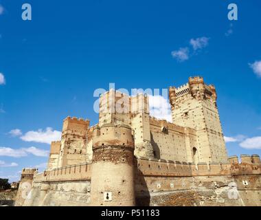 Castello di La Mota. Ricostruita fortezza medievale. Costruito nel 1490 dal Re Giovanni II, è un esempio di gotico architettura militare con elementi di Moresco. Vista esterna. Medina del Campo. Provincia di Valladolid. Castiglia e Leon. Spagna. Foto Stock