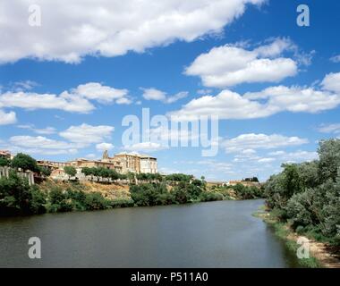 Spagna. Castiglia e Leon. A Tordesillas. Paesaggio con fiume Douro. Lasciato il Monastero reale di Santa Clara, fondata nel 1363. Foto Stock