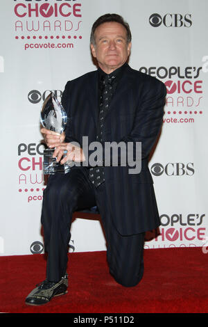 Robin Williams a persone Choice Awards presso lo Shrine Auditorium di Los Angeles. Il 9 gennaio 2007. sul suo ginocchio full lenght trophy - WilliamsRobin247.jpgWilliamsRobin247 evento nella vita di Hollywood - California, tappeto rosso Evento, STATI UNITI D'AMERICA, industria cinematografica, celebrità, fotografia, Bestof, arte cultura e intrattenimento, Topix celebrità moda, migliori della vita di Hollywood, evento nella vita di Hollywood - California, backstage trofeo, premi mostra, movie celebrità, personaggi televisivi, musica celebrità, Topix, Bestof, arte cultura e intrattenimento, fotografia, inchiesta tsuni@Gamma-STATI UNITI D'AMERICA. Foto Stock