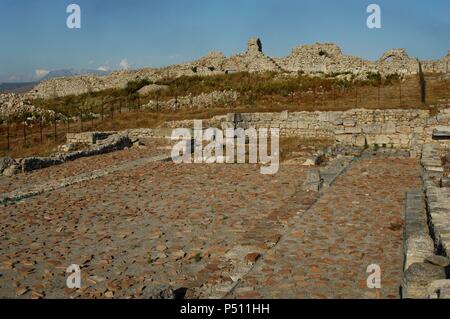 Inizio arte cristiana. Byllis sito archeologico. Rovine della Cattedrale, costruita nel IV secolo a.C. Nel quinto secolo furono aggiunti l'atrio e una galleria di immagini. Repubblica di Albania. Foto Stock