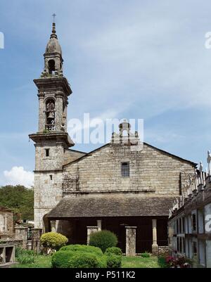 ARTE romanico. ESPAÑA. MONASTERIO DE SANTA MARIA. Fundado en el año 909 por los condes don Ero y doña Laura. La Iglesia dati del siglo XII. La torre es de estilo neoclásico. Vista del esterno con el cementerio, en primer término. FERREIRA DE PALLARES. Comarca de Lugo. Provincia de Lugo. La Galizia. Foto Stock