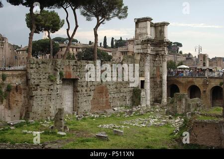 L'Italia. Roma. Foro di Nerva. Costruito nel 85-97 a.c. Fu iniziata dall'imperatore Domiziano ma ufficialmente completato e inaugurato da suo successore Nerva. È anche indicato come il transitorio Forum (Foro Transitorio). Vista parziale. Foto Stock