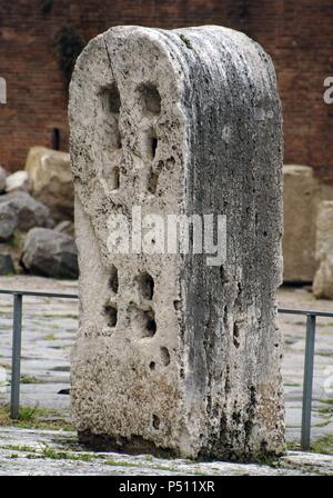 L'Italia. Roma. Punti di soggezione al tensionamento del telo che è stato posto nel Colosseo in epoca romana. Foto Stock