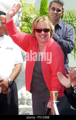 Kathy Bates al Adam Sandler mani e ingombro cerimonia presso il Teatro Cinese di Los Angeles. 17 maggio 2005BatesKathy030 Red Carpet Event, verticale, STATI UNITI D'AMERICA, industria cinematografica, celebrità, fotografia, Bestof, arte cultura e intrattenimento, Topix celebrità moda / Verticale, meglio di, evento nella vita di Hollywood - California, moquette rossa e dietro le quinte, USA, industria cinematografica, celebrità, movie celebrità, personaggi televisivi, musica celebrità, fotografia, Bestof, arte cultura e intrattenimento, Topix, verticale, una persona, da anni , 2003-2005, inchiesta tsuni@Gamma-USA.com - Tre Quarte Foto Stock