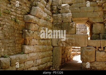 Mura ciclopiche della città antica risalente al IV secolo A.C. Vista del gateway chiamato Porta del Leone, uno dei sei ingressi in città. Essa mostra un leone divorando un toro. Butrinto. Repubblica di Albania. Foto Stock