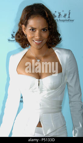 Halle Berry arrivando a Shane ispirazione del terzo gala annuale Casino cocktail e Commedia presso il Regent Hotel in Los Angeles. Marzo 21, 2004.BerryHalle016 Red Carpet Event, verticale, STATI UNITI D'AMERICA, industria cinematografica, celebrità, fotografia, Bestof, arte cultura e intrattenimento, Topix celebrità moda / Verticale, meglio di, evento nella vita di Hollywood - California, moquette rossa e dietro le quinte, USA, industria cinematografica, celebrità, movie celebrità, personaggi televisivi, musica celebrità, fotografia, Bestof, arte cultura e intrattenimento, Topix, verticale, una persona, da anni , 2003-2005, inchiesta tsun Foto Stock