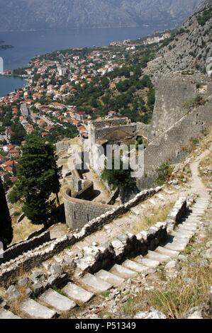 Repubblica di Montenegro. Cattaro. Vista generale della città lungo il fiordo e le antiche mura. Nel 1979 è stata dichiarata dall UNESCO Patrimonio Mondiale tutto il patrimonio naturale, culturale e storica regione di Cattaro. Foto Stock