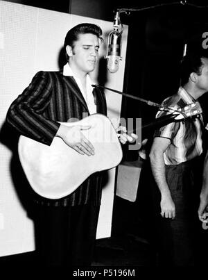 Il cantante americano Elvis Presley presso la New York RCA Victor Studio in luglio 2, 1956. Foto Stock