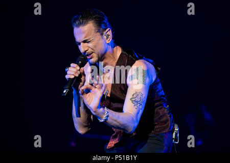 Dave Gahan dai Depeche Mode esibirsi sul palco durante il Isle of Wight Festival presso Seaclose Park, Newport. Foto Stock