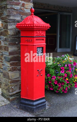 Penfold Post Box di proprietà privata e situato all'ingresso Flamards Theme Park & villaggio vittoriano in Cornovaglia Foto Stock