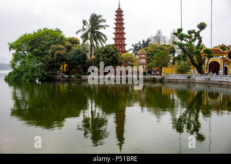 Hanoi, Vietnam - Marzo 16, 2018: Tran Puoc Pagoda in Hanoi del lago, uno dei più importante pietra miliare buddista del paese Foto Stock