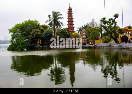 Hanoi, Vietnam - Marzo 16, 2018: Tran Puoc Pagoda in Hanoi del lago, uno dei più importante pietra miliare buddista del paese Foto Stock