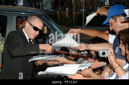 Heath Ledger authograph firma presso i Fratelli Grimm Premiere presso il direttore di Guild Theatre di Los Angeles. Agosto 8, 2005.LedgerHeath042 Red Carpet Event, verticale, STATI UNITI D'AMERICA, industria cinematografica, celebrità, fotografia, Bestof, arte cultura e intrattenimento, Topix celebrità moda / Verticale, meglio di, evento nella vita di Hollywood - California, moquette rossa e dietro le quinte, USA, industria cinematografica, celebrità, movie celebrità, personaggi televisivi, musica celebrità, fotografia, Bestof, arte cultura e intrattenimento, Topix, verticale, una persona, da anni , 2003-2005, inchiesta tsuni@Gamma-USA.com - Foto Stock