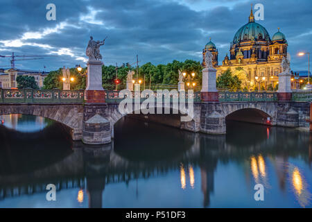 Il Schlossbruecke e la cattedrale di Berlino al crepuscolo Foto Stock