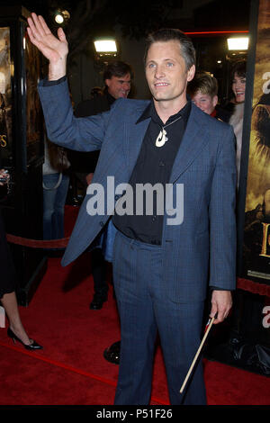 Viggo Mortensen arrivando al ' IL SIGNORE DEGLI ANELLI: Il Ritorno del Re PREMIERE ' al Westwood Village Theatre di Los Angeles. Dicembre 3, 2003. MortensenViggo085 Red Carpet Event, verticale, STATI UNITI D'AMERICA, industria cinematografica, celebrità, fotografia, Bestof, arte cultura e intrattenimento, Topix celebrità moda / Verticale, meglio di, evento nella vita di Hollywood - California, moquette rossa e dietro le quinte, USA, industria cinematografica, celebrità, movie celebrità, personaggi televisivi, musica celebrità, fotografia, Bestof, arte cultura e intrattenimento, Topix, verticale, una persona, da anni , 2003-2005, Foto Stock