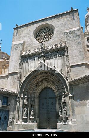 ARTE gotico. ESPAÑA. S. XV. CATEDRAL de Murcia. Vista de la PUERTA DE LOS APOSTOLES situada en la fachada sur del templo. Es de estilo gótico florido y su autoría se atribuye a Antonio Gil. Es la única portada gótica que se conserva. MURCIA. Foto Stock