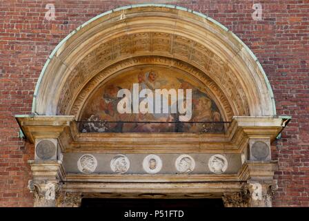 L'Italia. Milano. Chiesa di Santa Maria della Grazia. Iniziato in stile gotico da Guiniforte Solari nel 1492 è stata completata dal Bramante. Timpano. Dettaglio. Foto Stock