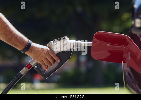 Montreal, Canada, 15 giugno 2018.mano che tiene un gas ugello della pompa.Credit:Mario Beauregard/Alamy Live News Foto Stock