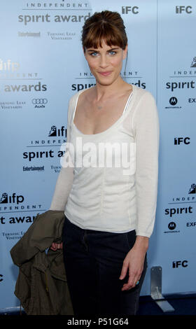 Amanda Peet arrivando al ' IFP Independant Spirit Awards ' presso la spiaggia di Santa Monica a Los Angeles. Marzo 22, 2003.PeetAmanda080 Red Carpet Event, verticale, STATI UNITI D'AMERICA, industria cinematografica, celebrità, fotografia, Bestof, arte cultura e intrattenimento, Topix celebrità moda / Verticale, meglio di, evento nella vita di Hollywood - California, moquette rossa e dietro le quinte, USA, industria cinematografica, celebrità, movie celebrità, personaggi televisivi, musica celebrità, fotografia, Bestof, arte cultura e intrattenimento, Topix, verticale, una persona, da anni , 2003-2005, inchiesta tsuni@Gamma-USA.com - Tre Foto Stock