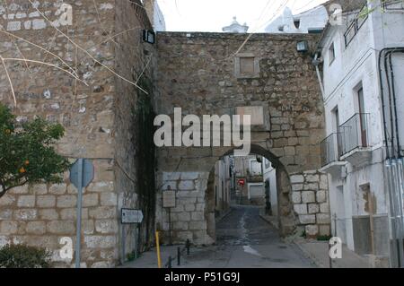 Hotel PUERTA DE LA VILLA O DE BELEN EN LA PARTE SUPERIORE DEL ARCO SE ENCONTRABA El Escudo De Armas DE D ALONSO SANCHEZ COMENZO LA CONSTRUCCION EN 1276. Posizione: MURALLA, Spagna. Foto Stock