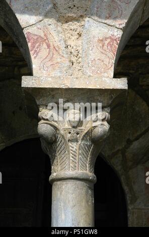 ARTE romanico. ESPAÑA. La Iglesia de Sant Jaume. Construída en el Siglo XII en estilo romanico. Detalle de onu Capitel de la galeria PORTICADA con DECORACION VEGETAL. QUERALBS. Comarca del Ripollès. Provincia de Girona. Cataluña. Foto Stock