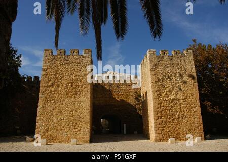 Il Portogallo. LAGOS. Vista del Arco de São Gonçalo (ARCO DE SAN GONZALO) en la Muralla, edificar mandada por los reyes Manuel I y Juan III sobre antiguos trazados árabes. El Algarve. Foto Stock