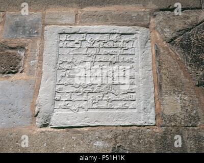 ARTE islamico. ESPAÑA. Recordatoria LÁPIDA del lugar en que se hallaba el MINARETE DE LA MEZQUITA DE TORTOSA, edificada en tiempos de Abderramán III (Córdoba 889-961), emir y califa de Al-Andalus. TORTOSA. Provincia de Tarragona. Cataluña. Foto Stock