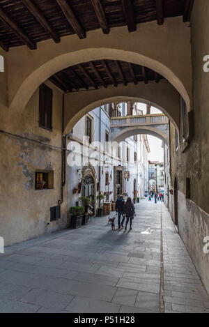 Spoleto (Italia) - L'affascinante borgo medievale nella regione Umbria con il Duomo, il castello vecchio e il ponte antico denominato "Ponte delle Torri Foto Stock