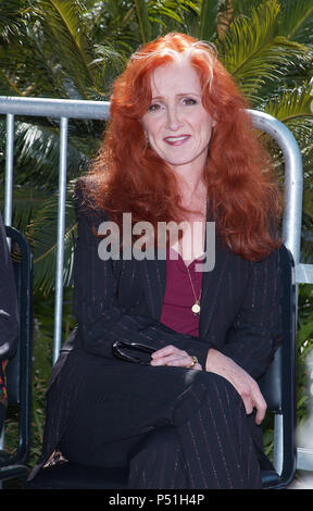 Bonnie Raitt wa s onorato con una stella sulla Hollywood Walk of fame a Los Angeles. La stella è di fronte al record di Capitol Building. Marzo 19, 2002. RaittBonnie StarHollBlvd01 Red Carpet Event, verticale, STATI UNITI D'AMERICA, industria cinematografica, celebrità, fotografia, Bestof, arte cultura e intrattenimento, Topix celebrità moda / Verticale, meglio di, evento nella vita di Hollywood - California, moquette rossa e dietro le quinte, USA, industria cinematografica, celebrità, movie celebrità, personaggi televisivi, musica celebrità, fotografia, Bestof, arte cultura e intrattenimento, Topix, verticale, una persona, da anni , 200 Foto Stock