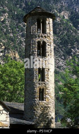 ARTE romanico. PRINCIPADO DE ANDORRA. S. XI. La Iglesia PARROQUIAL DE SANTA COLOMA. Templo de origen prerrománico andorrano. Es una de las más antiguas del Principado pues ya citada aparece en el 1040 en las actas de Consagración de la Catedral de la Seo de Urgell. Detalle del CAMPANRIO DE BASE CIRCOLARE. Construida en piedra y cubierta con Alora. SANTA COLOMA. Andorra la Vella. Foto Stock