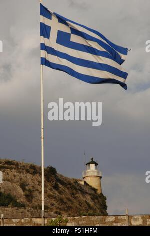 Bandiera della Grecia sventolando presso la vecchia fortezza veneziana. Corfù. Isole Ionie. La Grecia. Foto Stock