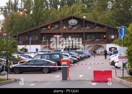 San Pietroburgo, Russia - 6 Giugno 2018: Persone e vetture al ristorante Alpenhaus vicino a Saint Petersburg Stadium. Aperto nel 2017, questo ristorante birreria Foto Stock