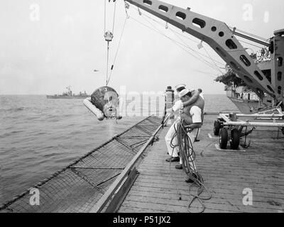 (6 giugno 1966) --- La Gemini-9 veicoli spaziali con astronauti P. Thomas Stafford e Eugene A. Cernan ancora dentro, è issata a bordo della portaerei USS Wasp Foto Stock