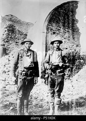 Soldati americani dal Quinto Marines nella parte anteriore di una capanna in legno ricoperta con bastoni e lascia in Menancourt, Francia durante la guerra mondiale I. Foto Stock