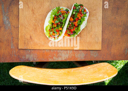 Carne di maiale messicano tacos su legno sfondo rustico. Tacos al pastore. Lay piatto. Vista dall'alto. Foto Stock