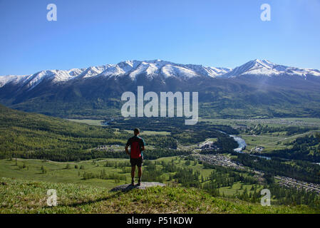 Trekking nel nord del deserto, Kanas Lake National Park, Xinjiang, Cina Foto Stock