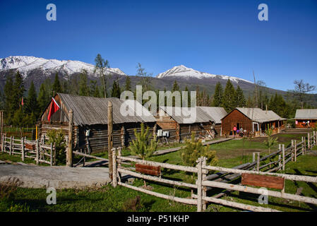 Casa di legno in Tuvan etnica village, Kanas Lake National Park, Xinjiang, Cina Foto Stock