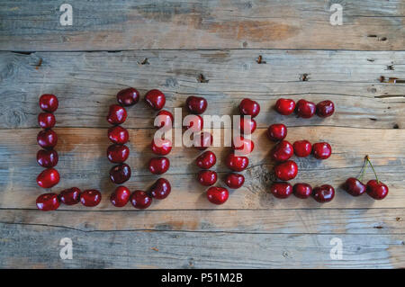 Amore parola fatta da ciliegie. Il concetto di amore. Foto Stock