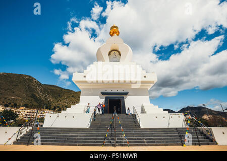 Benalmadena, Spagna, Aprile 08, 2018: Stupa in Benalmadena, Spagna. vista esterna di un tempio buddista Foto Stock