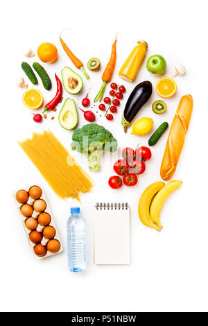 Foto di mele, arance, pasta, broccoli, avocado, carote, vuoto notepad, uova, bottiglia di acqua Foto Stock