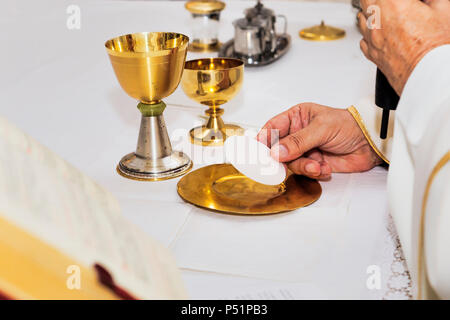 Rito religioso cattolico dell Eucaristia - il fuoco selettivo Foto Stock