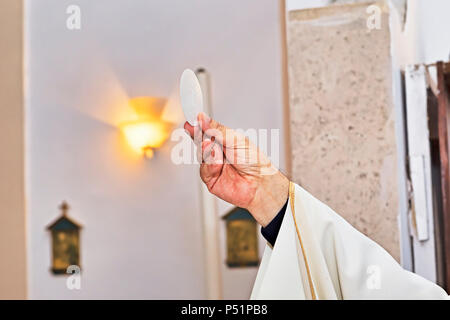 Rito religioso cattolico dell Eucaristia - il fuoco selettivo Foto Stock