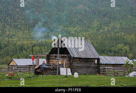 Casa di legno in Tuvan etnica village, Kanas Lake National Park, Xinjiang, Cina Foto Stock