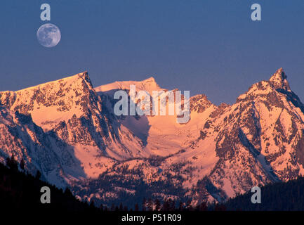 Moon over trapper picco nella Bitterroot Mountains vicino conner, montana Foto Stock