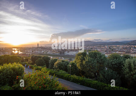 Firenze, Toscana, Italia: incredibile tramonto sul paesaggio urbano di Firenze dal Piazzale Michelangelo contro un cielo drammatico, Arno, Ponte Vecchio Foto Stock