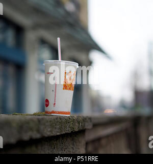Svuotare drink cup su una ringhiera Foto Stock