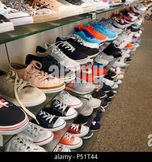 Le scarpe per i giovani in una calzatura store Foto Stock