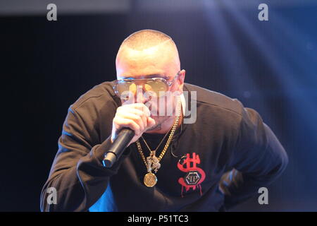 Napoli, Italia. Il 23 giugno, 2018. Gue Pequeno concerto presso l'Arenile di Bagnoli con la fase del 'gentleman Summer Tour". Credito: Salvatore Esposito/Pacific Press/Alamy Live News Foto Stock