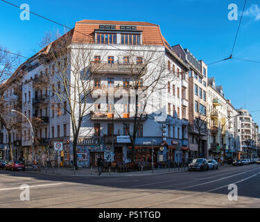 Berlino, Friedrichshain-Kreuzberg, Intimes Cinema. Graffiti-facciata coperta di Art-House movie theater fondata 1909 in un piccolo negozio Foto Stock