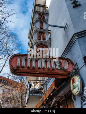 Berlino, Friedrichshain-Kreuzberg, Intimes Cinema vecchio segno. La facciata della Art-House movie theater fondata 1909 in un piccolo negozio Foto Stock